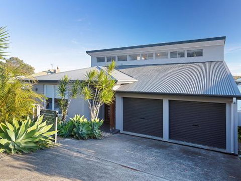 Absolute Waterfront Lakehouse Fishing Point Waterfront Pool Jetty - Accommodation NSW 3