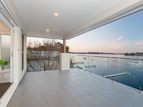Absolute Waterfront Lakehouse Fishing Point Waterfront Pool Jetty - Accommodation NSW 4
