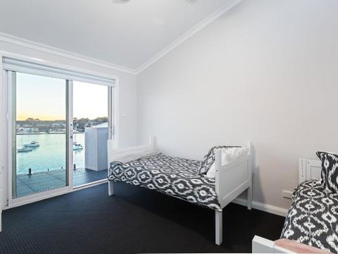 Absolute Waterfront Lakehouse Fishing Point Waterfront Pool Jetty - Accommodation NSW 2