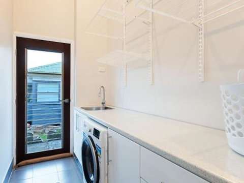 Absolute Waterfront Lakehouse Fishing Point Waterfront Pool Jetty - Accommodation NSW 1