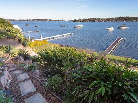 Absolute Waterfront Lakehouse Fishing Point Waterfront Pool Jetty - Accommodation NSW 6