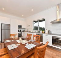Kinloch Cottage renovated to new on Daisy Hill Vineyard - Accommodation NSW