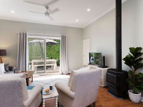 Escape To The Cottage 68 Tomaree Rd Boat Parking & WIFI - Accommodation NSW 3