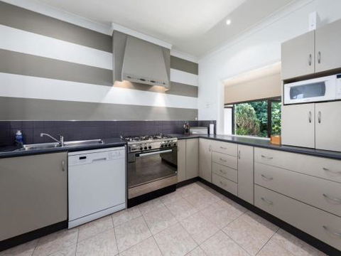 THE BEACH HOUSE Gerroa 4pm Check Out Sundays - Accommodation NSW 5