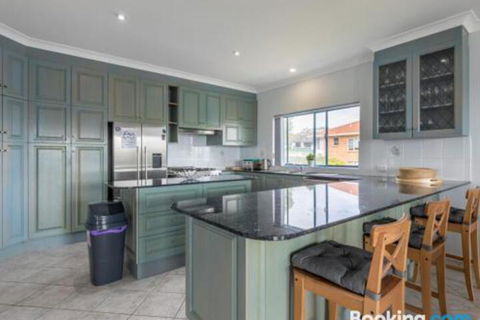 Villa San Gabriel Vincentia Sleeps 14 4pm Check Out Sundays - Accommodation NSW 1