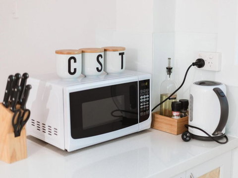 WHITE WAVES 4 ABSOLUTE BEACH FRONT STUDIO HASTINGS POINT - Accommodation NSW 4