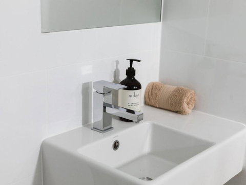 WHITE WAVES 4 ABSOLUTE BEACH FRONT STUDIO HASTINGS POINT - Accommodation NSW 2