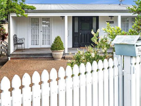 VINCES LANDING OLD EROWAL BAY 4pm Check Out Sundays - Accommodation NSW 3