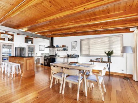 VINCES LANDING OLD EROWAL BAY 4pm Check Out Sundays - Accommodation NSW 5