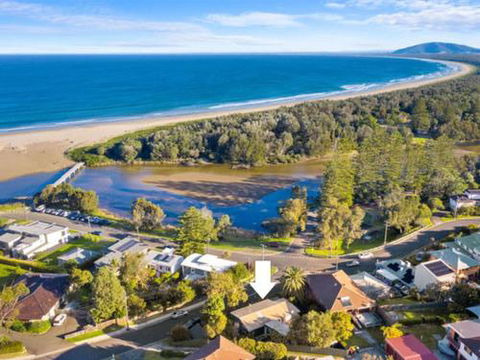 BOMBORA Gerroa 4pm Check Out Sundays - Accommodation NSW 0