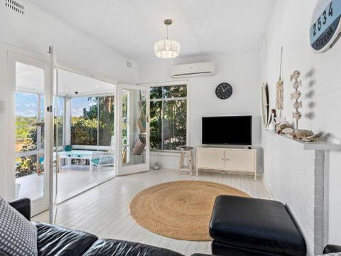 BOMBORA Gerroa 4pm Check Out Sundays - Accommodation NSW 4