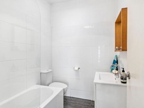 BOMBORA Gerroa 4pm Check Out Sundays - Accommodation NSW 6