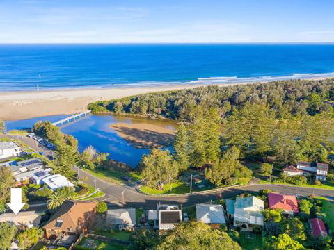 BOMBORA Gerroa 4pm Check Out Sundays - Accommodation NSW 1