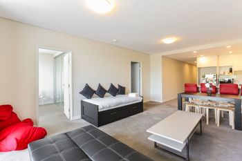 Spacious Apartment At Waitara - Accommodation NSW 6