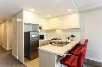 Spacious Apartment At Waitara - Accommodation NSW 5