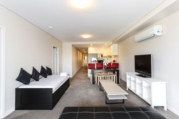 Spacious Apartment At Waitara - Accommodation NSW 2