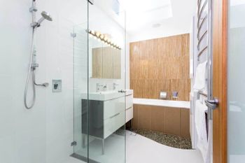 Beachside Apartment With Stunning Views & Parking - Accommodation NSW 6