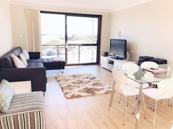 Wallis View Lakeside Family Retreat - Accommodation NSW 1