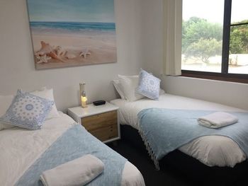Wallis View Lakeside Family Retreat - Accommodation NSW 3