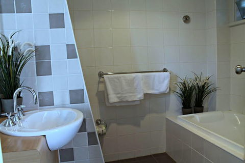 Adelaide DressCircle Apartments - Ward St - Accommodation NSW 0
