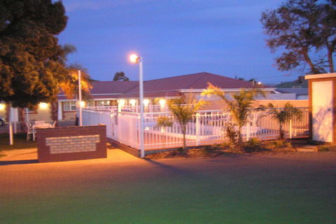 Charles Rasp Motor Inn & Cottages - Accommodation NSW 1