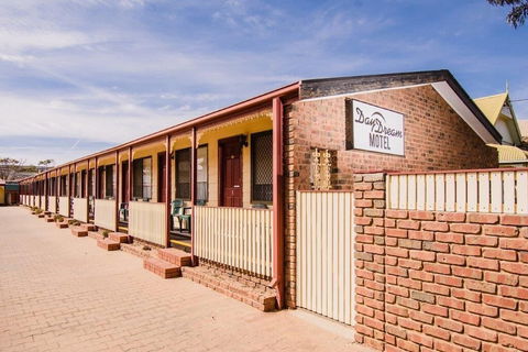 Daydream Motel And Apartments - Accommodation NSW 3