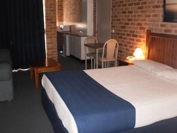 Lake Haven Motor Inn & Palms Restaurant - Accommodation NSW 4
