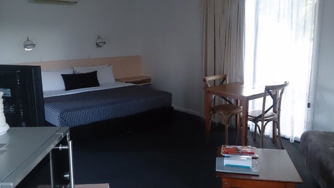 Budget On The Lake - Accommodation NSW 3