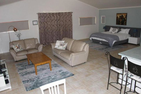 Granite Gardens Cottages & Lake Retreat - Accommodation NSW 5