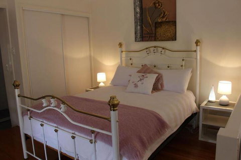 Granite Gardens Cottages & Lake Retreat - Accommodation NSW 7