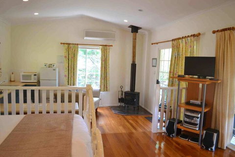 Granite Gardens Cottages & Lake Retreat - Accommodation NSW 3