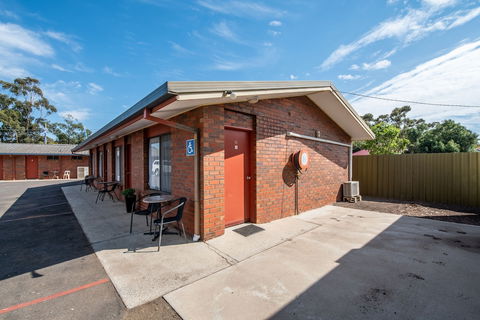 Golden Country Motel & Caravan Park - Accommodation NSW 0