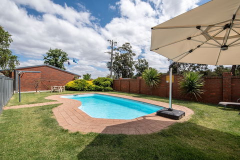 Golden Country Motel & Caravan Park - Accommodation NSW 4