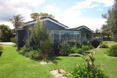 Lakes Waterfront Motel & Holiday Cottages - Accommodation NSW 1
