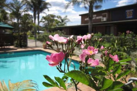Lakes Waterfront Motel & Holiday Cottages - Accommodation NSW 2