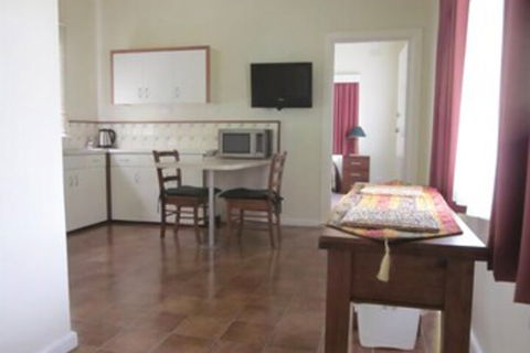 Lakes Waterfront Motel & Holiday Cottages - Accommodation NSW 6