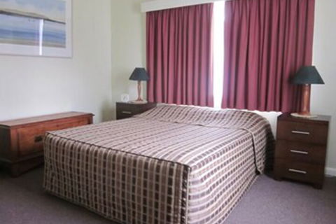 Lakes Waterfront Motel & Holiday Cottages - Accommodation NSW 5