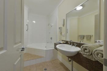 Golden Guitar Motor Inn - Accommodation NSW 5