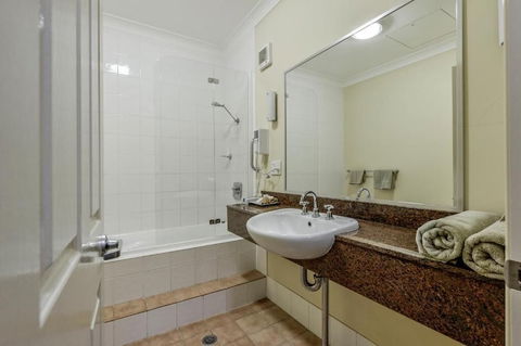 Golden Guitar Motor Inn - Accommodation NSW 2