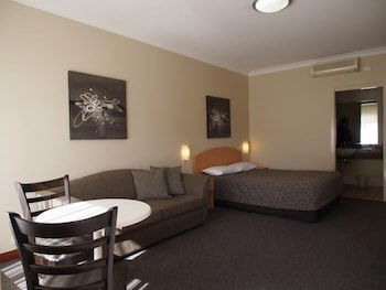 Golden Guitar Motor Inn - Accommodation NSW 4