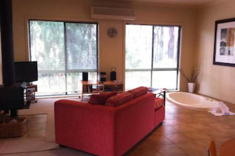 Idyllic Retreat For 4 People In Beautiful Otway Ranges, Recharge & Refresh In Hot Tub - Accommodation NSW 5