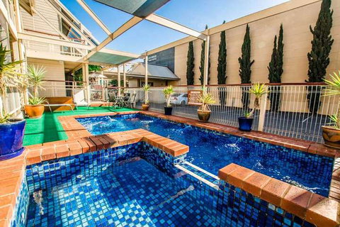 MAS Country Riverboat Lodge Motor Inn - Accommodation NSW 2