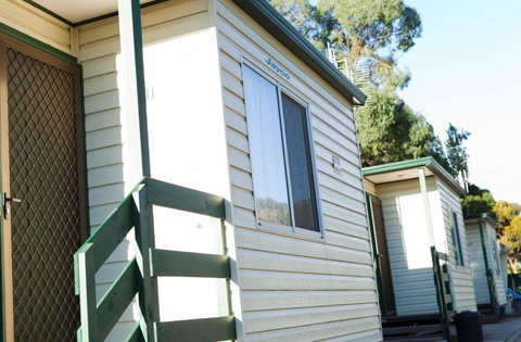 Strayleaves Caravan Park - Accommodation NSW 2