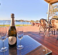 Lakefront Simplicity - Accommodation NSW