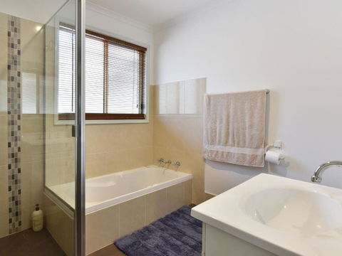 Kangaroo Cottage Cute Accom In Bushland Setting - Accommodation NSW 6