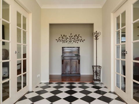 Silver Springs (4br) Cottage With Wifi Views Olives & Space . Fireplace Views Olives & Space - Accommodation NSW 4