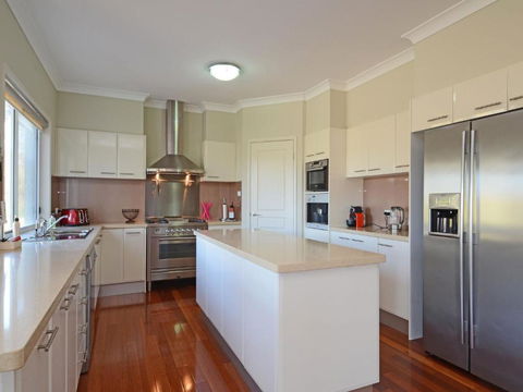 Silver Springs (4br) Cottage With Wifi Views Olives & Space . Fireplace Views Olives & Space - Accommodation NSW 1