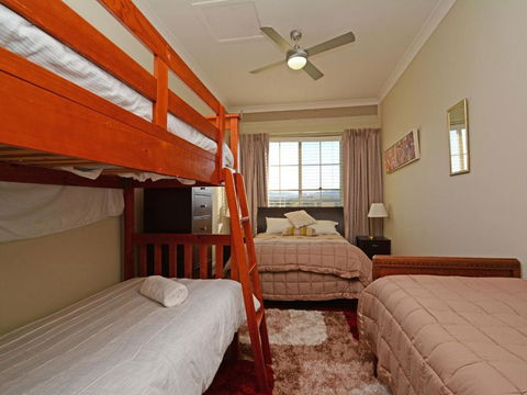 Silver Springs (4br) Cottage With Wifi Views Olives & Space . Fireplace Views Olives & Space - Accommodation NSW 3