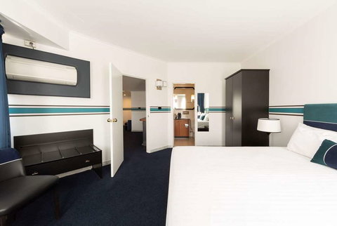 Ramada by Wyndham Diplomat Canberra - Accommodation NSW 2