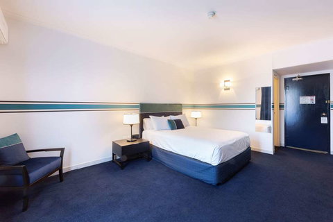 Ramada by Wyndham Diplomat Canberra - Accommodation NSW 4